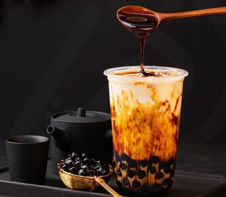 Trà sữa chân trâu đường đen nổi bật với màu nâu đậm và mùi caramel đặc trưng.
